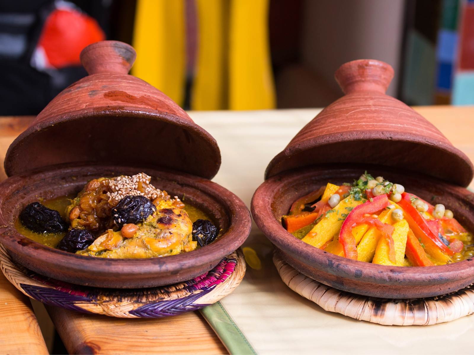 Tajín tradicional marroquí servido en ollas de barro, un ejemplo clásico de qué comer en Marruecos